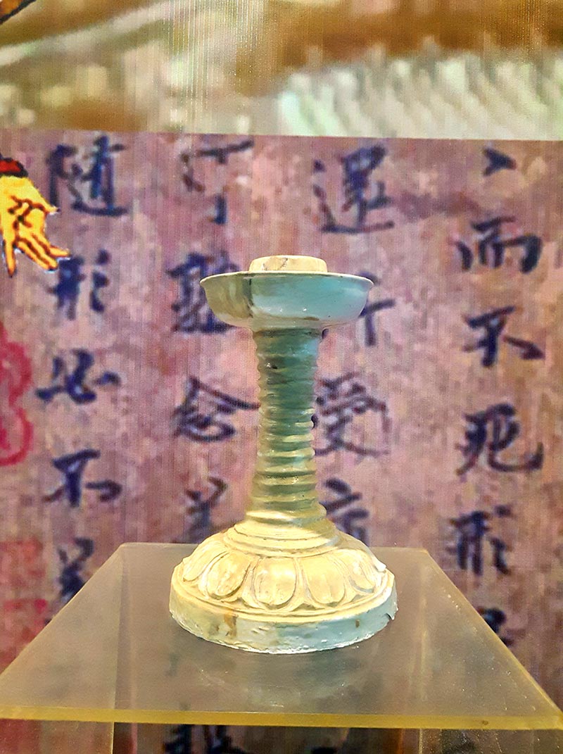 白瓷莲瓣坐烛台